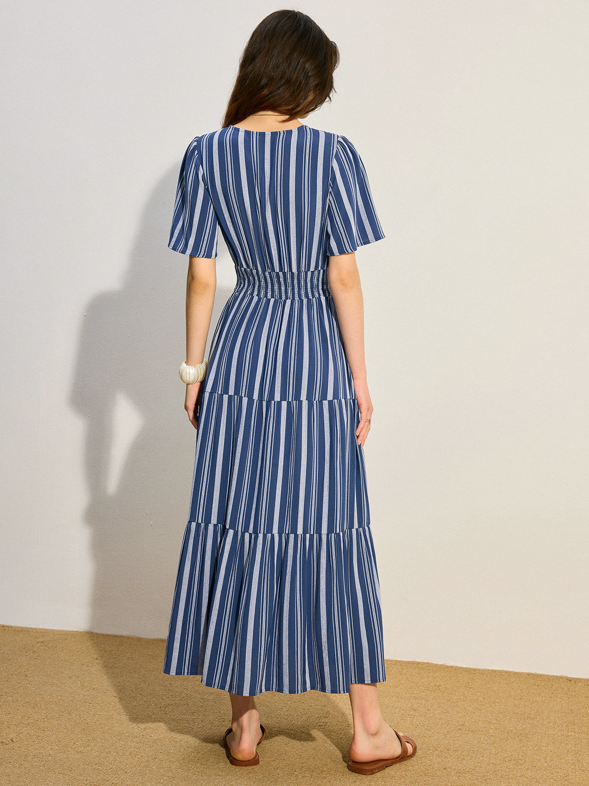 Robe longue étagée à taille smockée et rayures