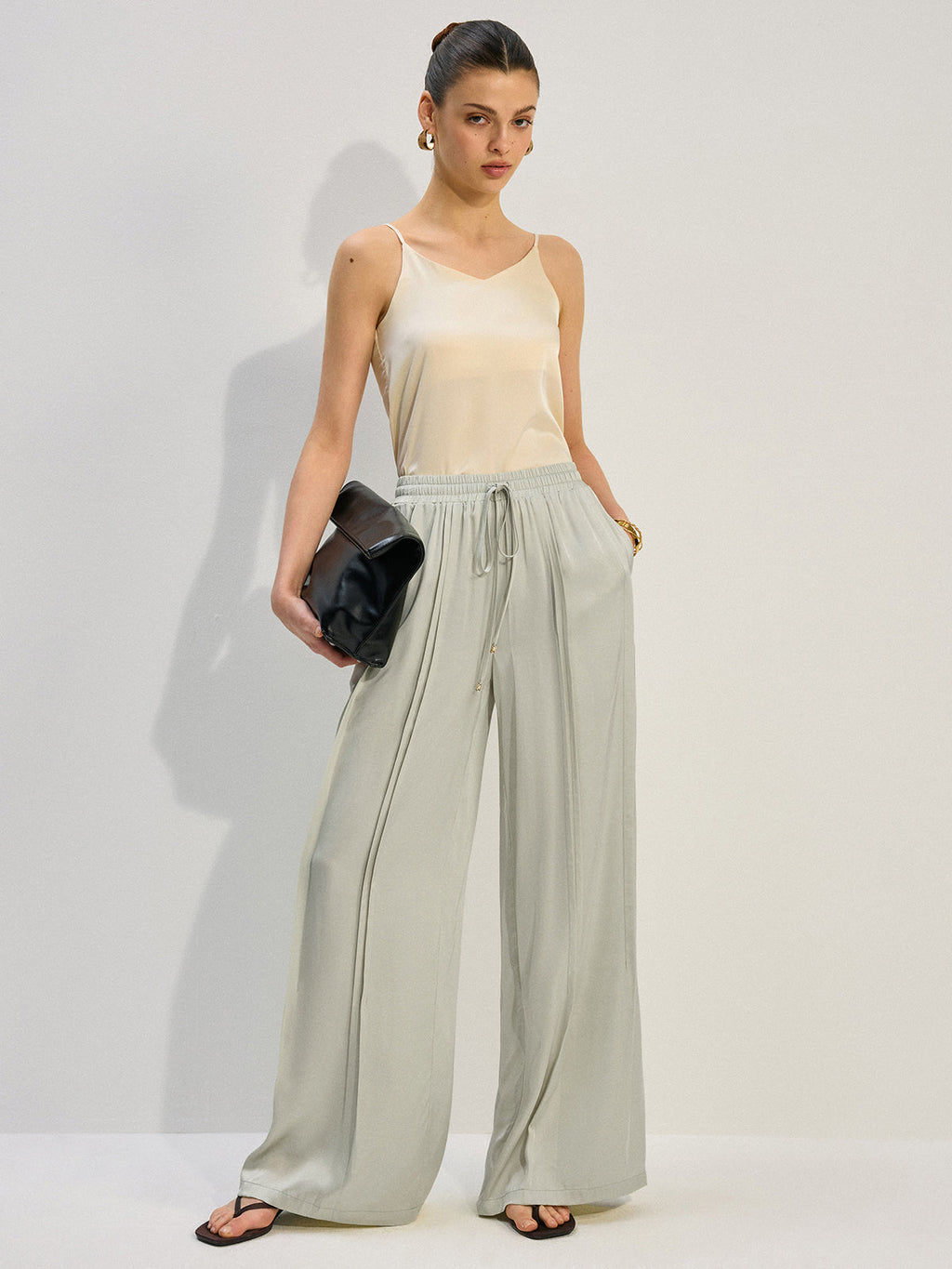 Tencel-Viskose-Satin-Hose mit weitem Bein und Bundfalten
