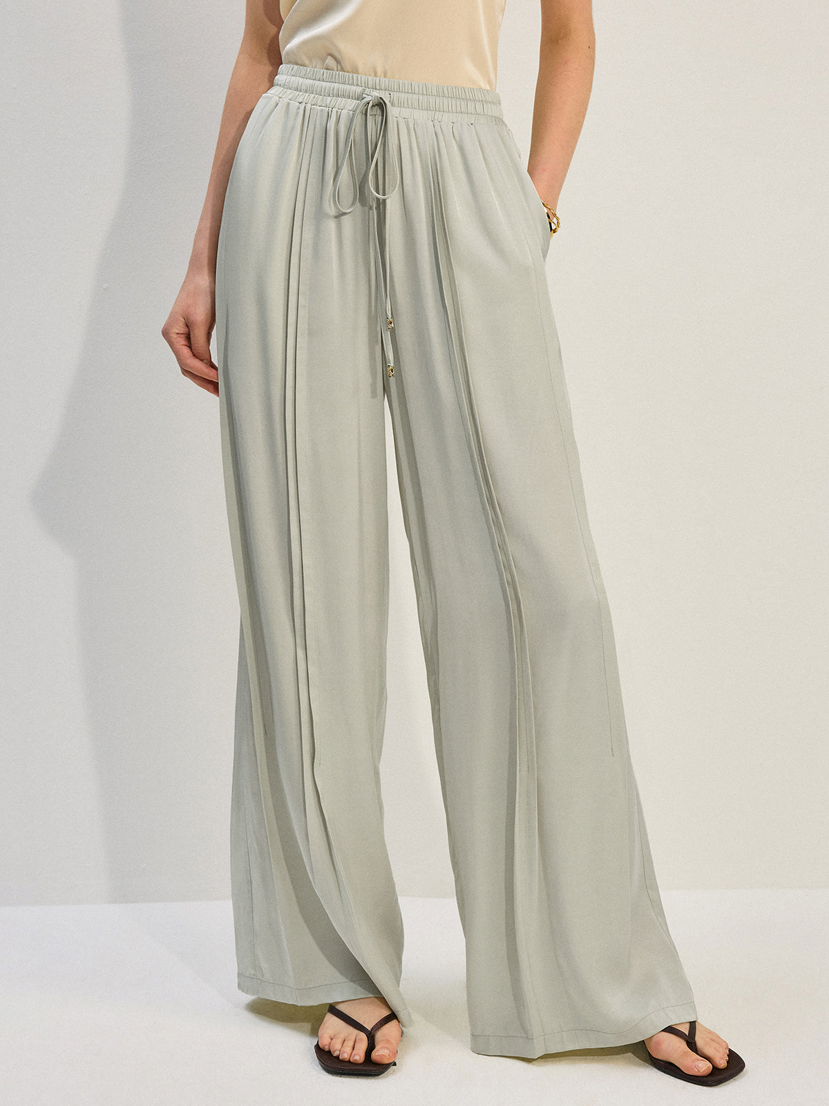 Weite Hose aus Tencel-Rayon-Satin mit Falten 