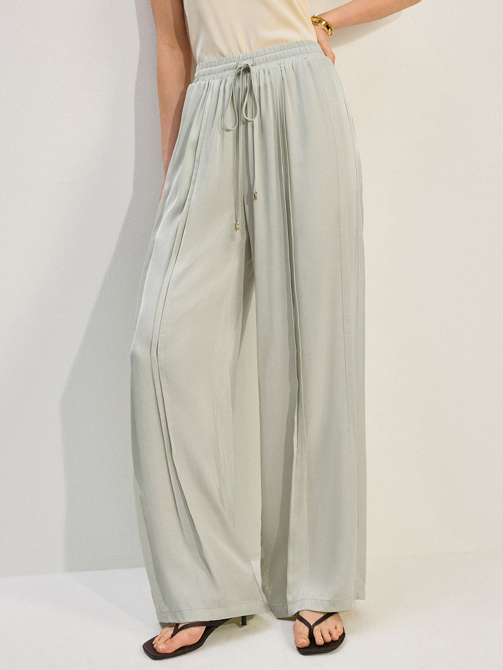 Tencel-Viskose-Satin-Hose mit weitem Bein und Bundfalten