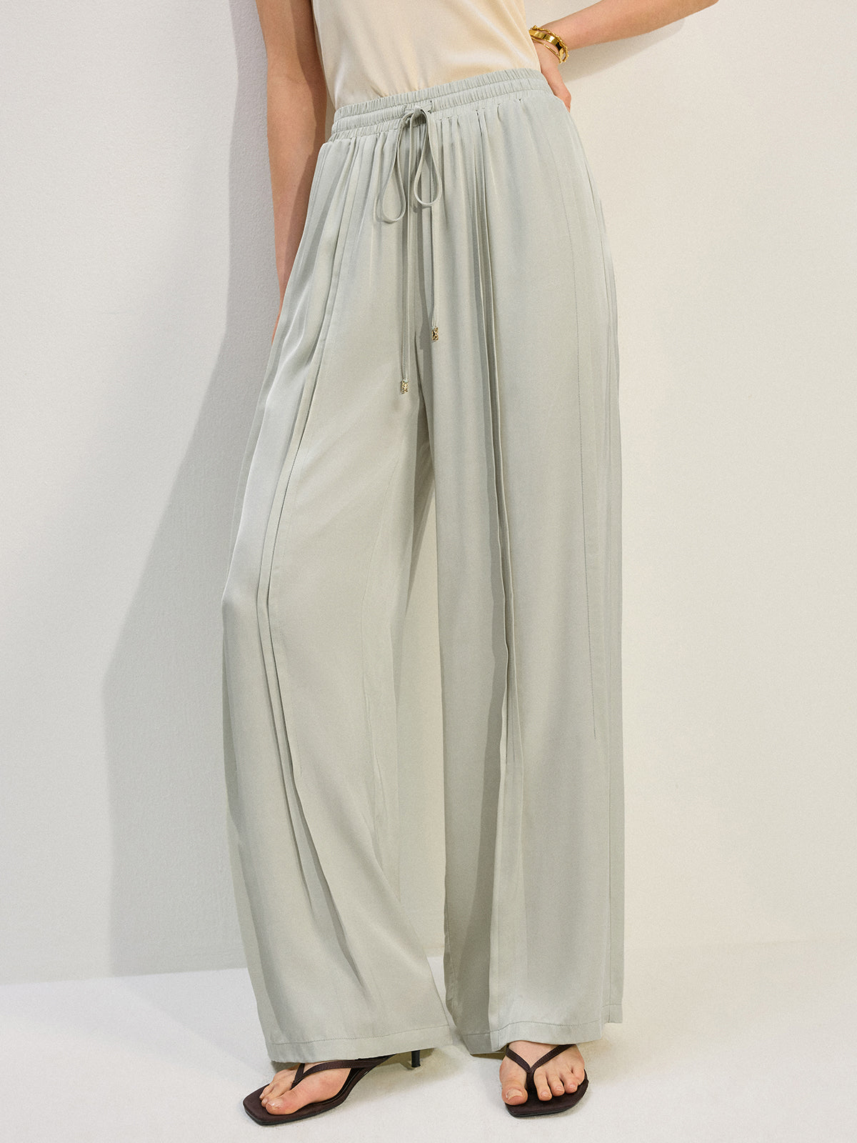 Tencel-Viskose-Satin-Hose mit weitem Bein und Bundfalten