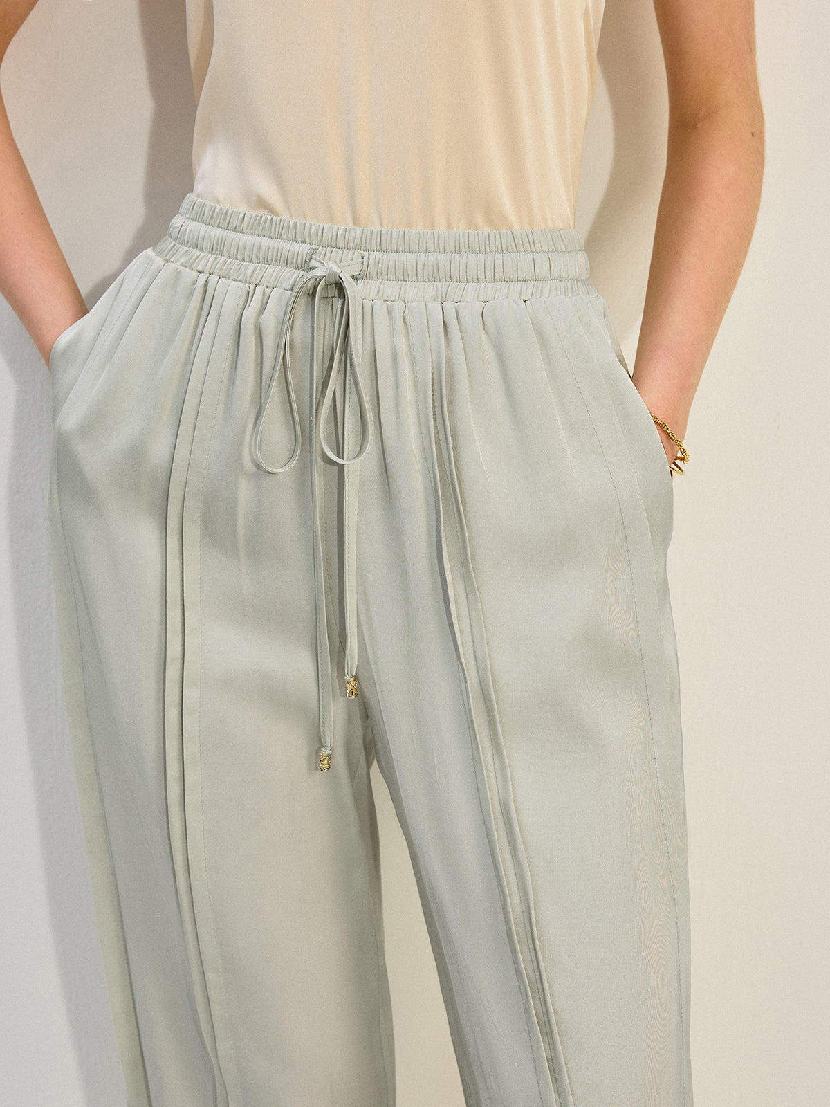 Tencel-Viskose-Satin-Hose mit weitem Bein und Bundfalten