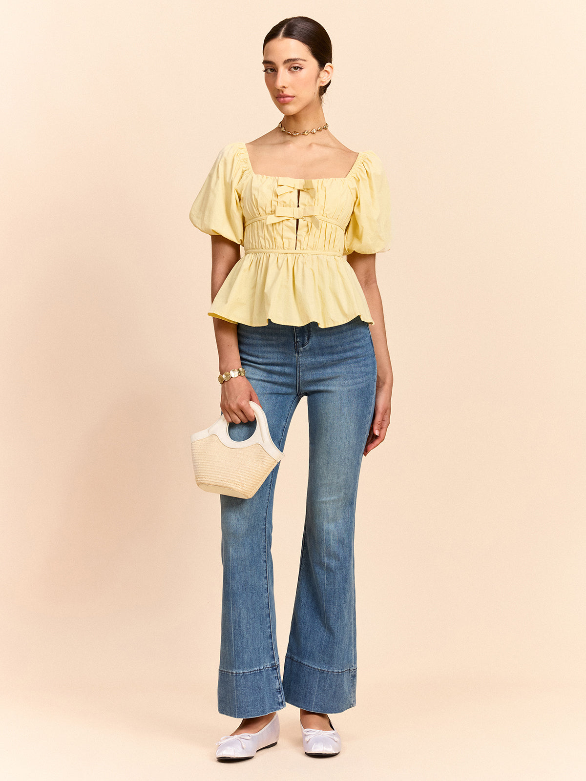 Haut à manches bouffantes et nœud papillon 