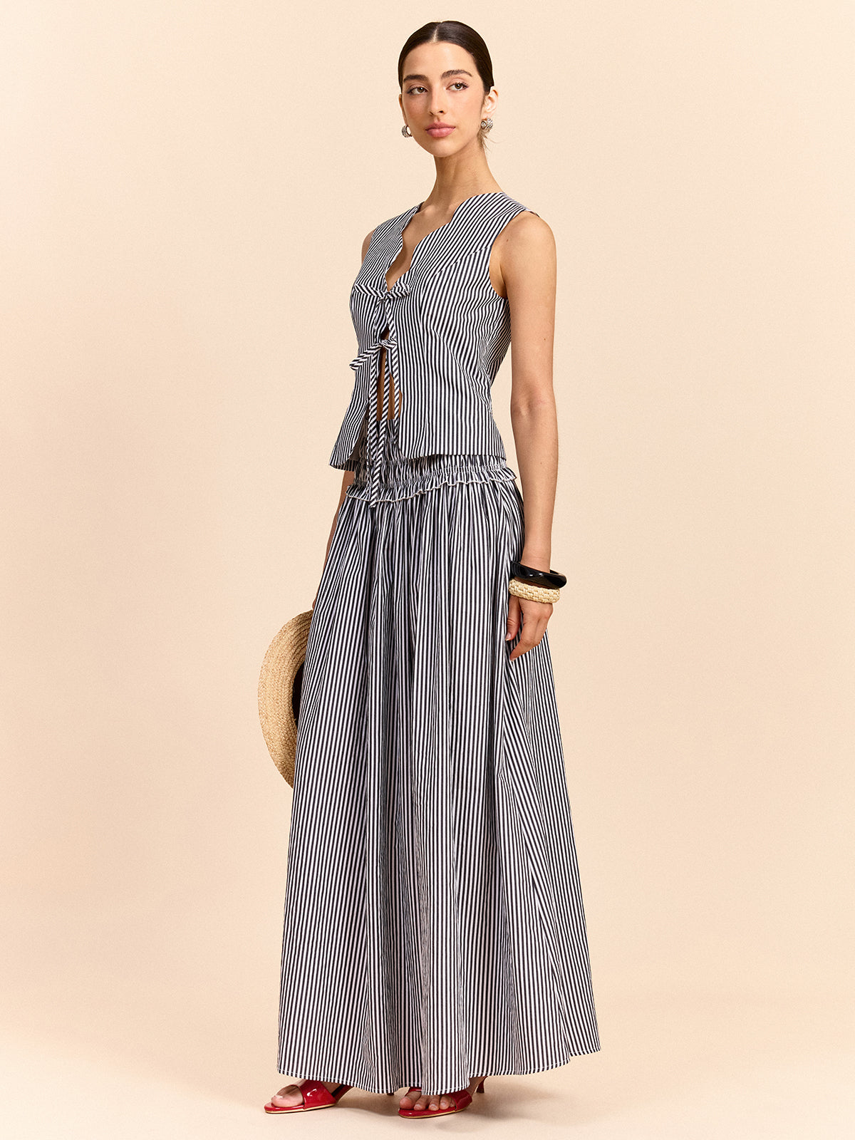 Ensemble haut et jupe rayés à nouer sur le devant 