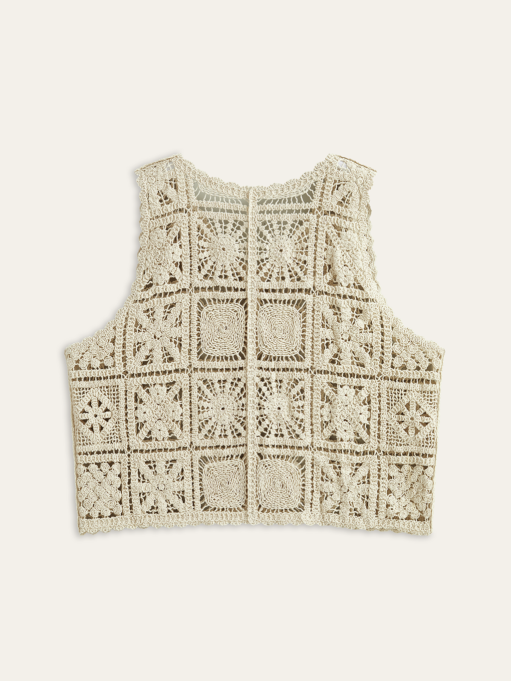 Gilet en maille crochetée boutonnée sur le devant