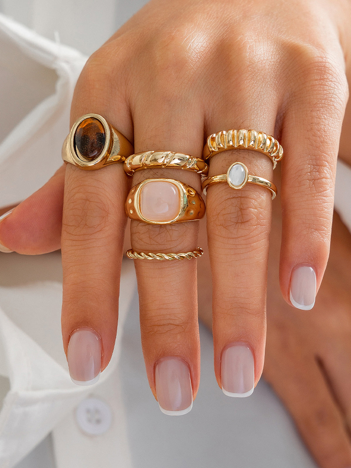 Ensemble de six bagues en pierres et textures variées 