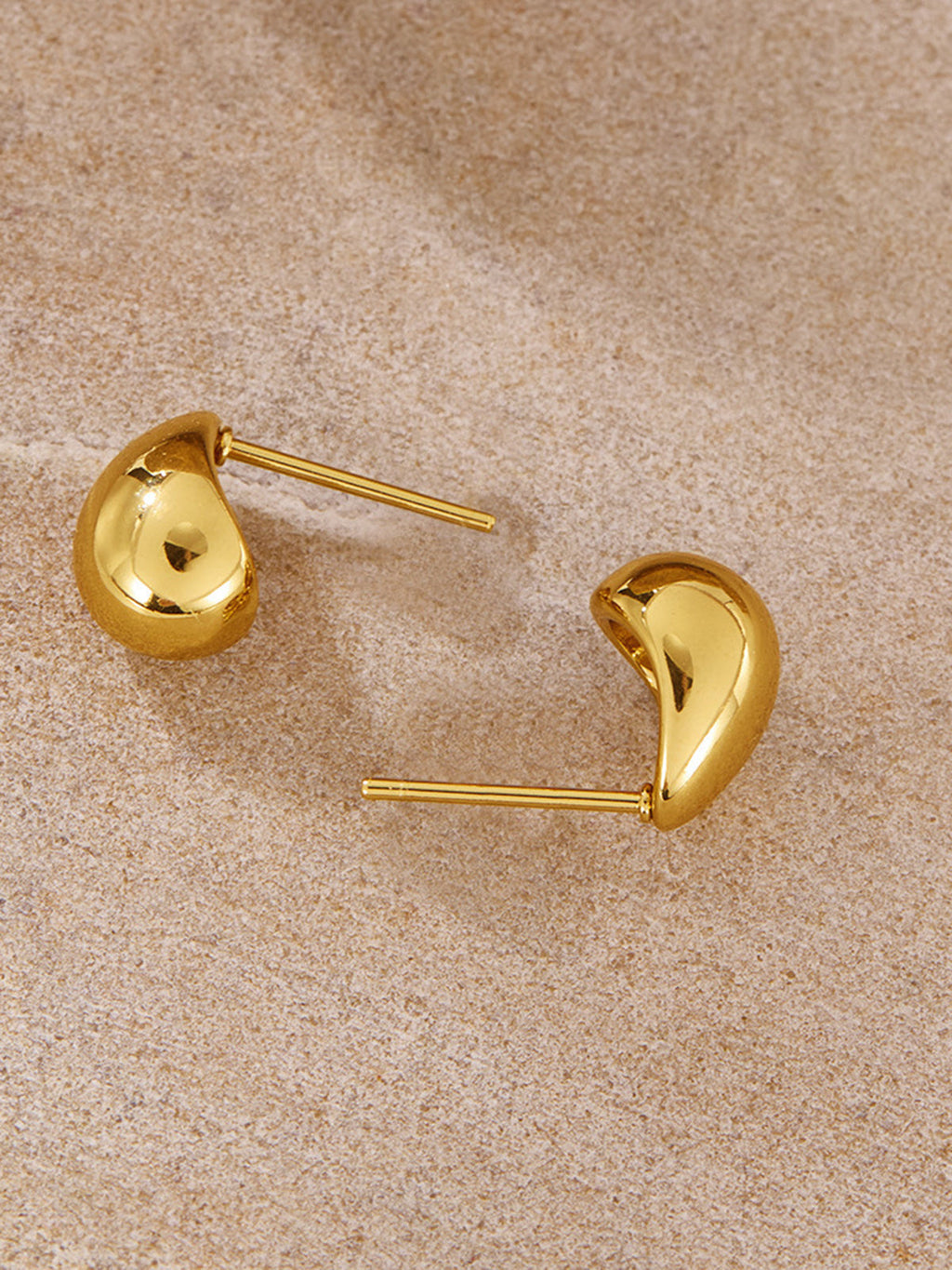 Minimalistische Teardrop-Ohrstecker