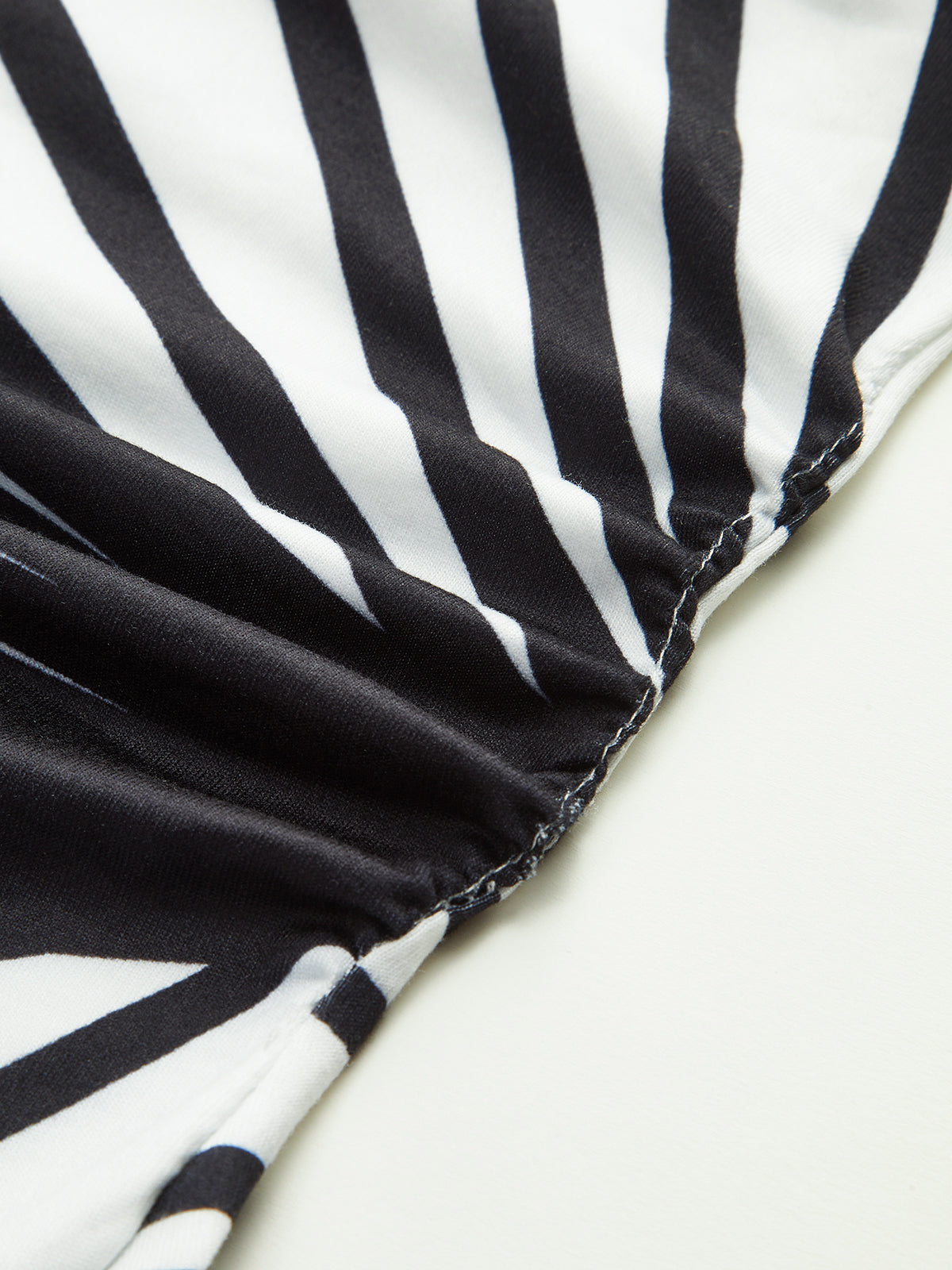 Asymmetrisches, gestreiftes One-Shoulder-Top