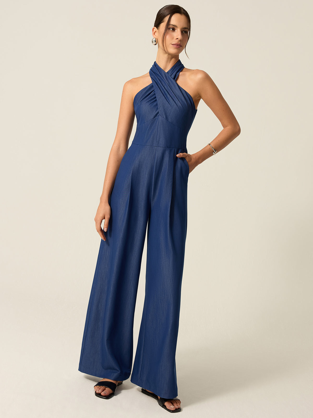 Jumpsuit mit Neckholder und weitem Bein