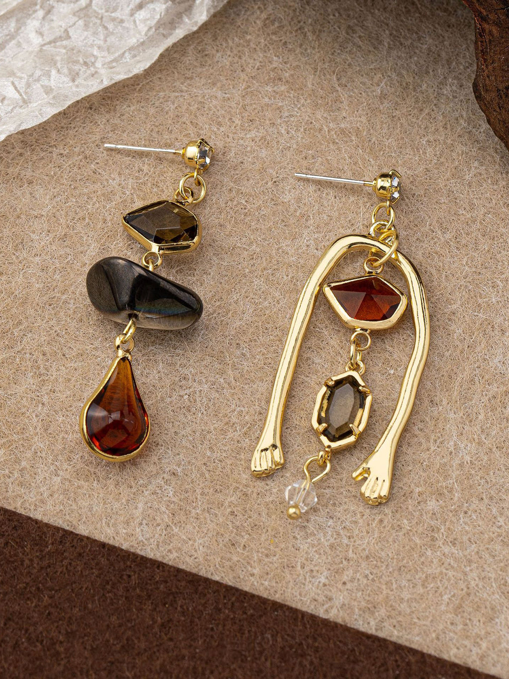 Boucles d'oreilles pendantes asymétriques en pierres précieuses avec détails main
