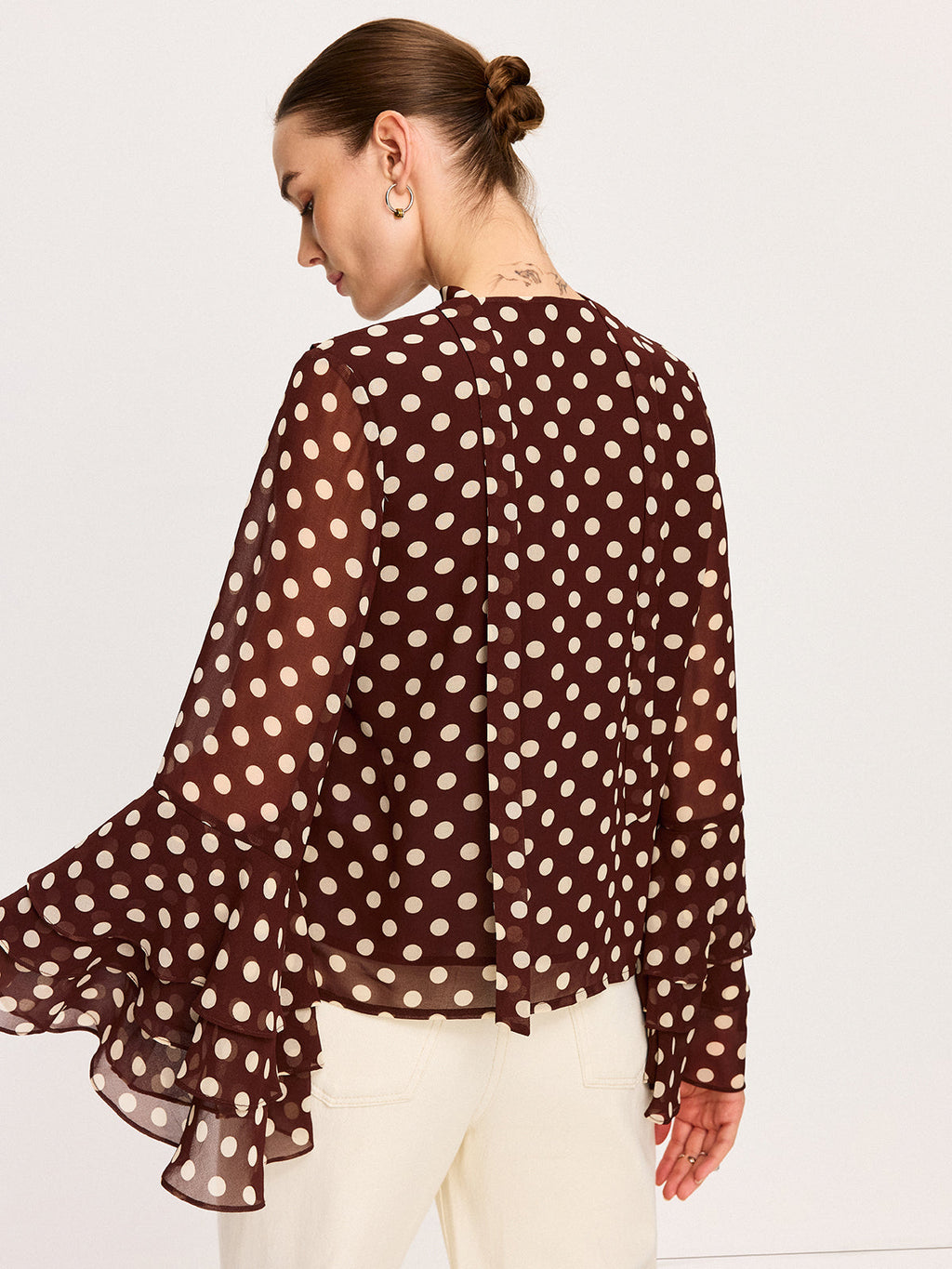 Halbtransparente Chiffonbluse mit Glockenärmeln und Tupfenmuster