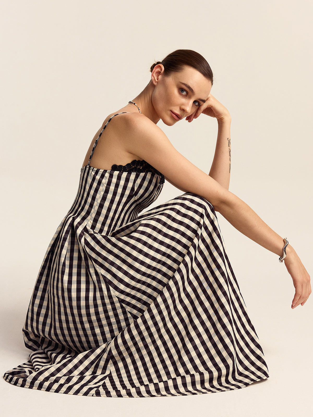 Robe midi à fines bretelles en vichy avec bordure en dentelle