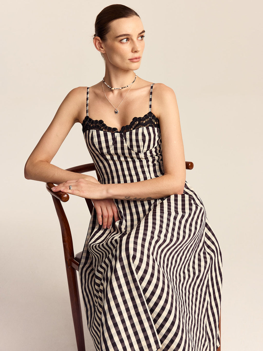 Robe midi à fines bretelles en vichy avec garniture en dentelle