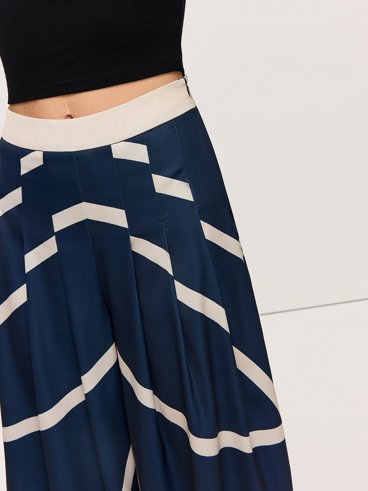 Hochgeschnittene, weit geschnittene Streifenhose 