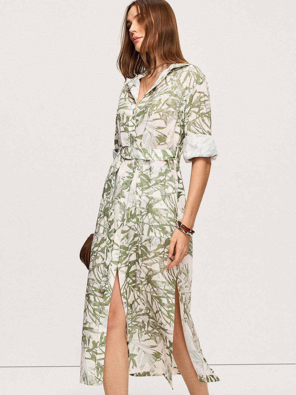 Midikleid mit Blattdruck, Gürtel und Schlitzen
