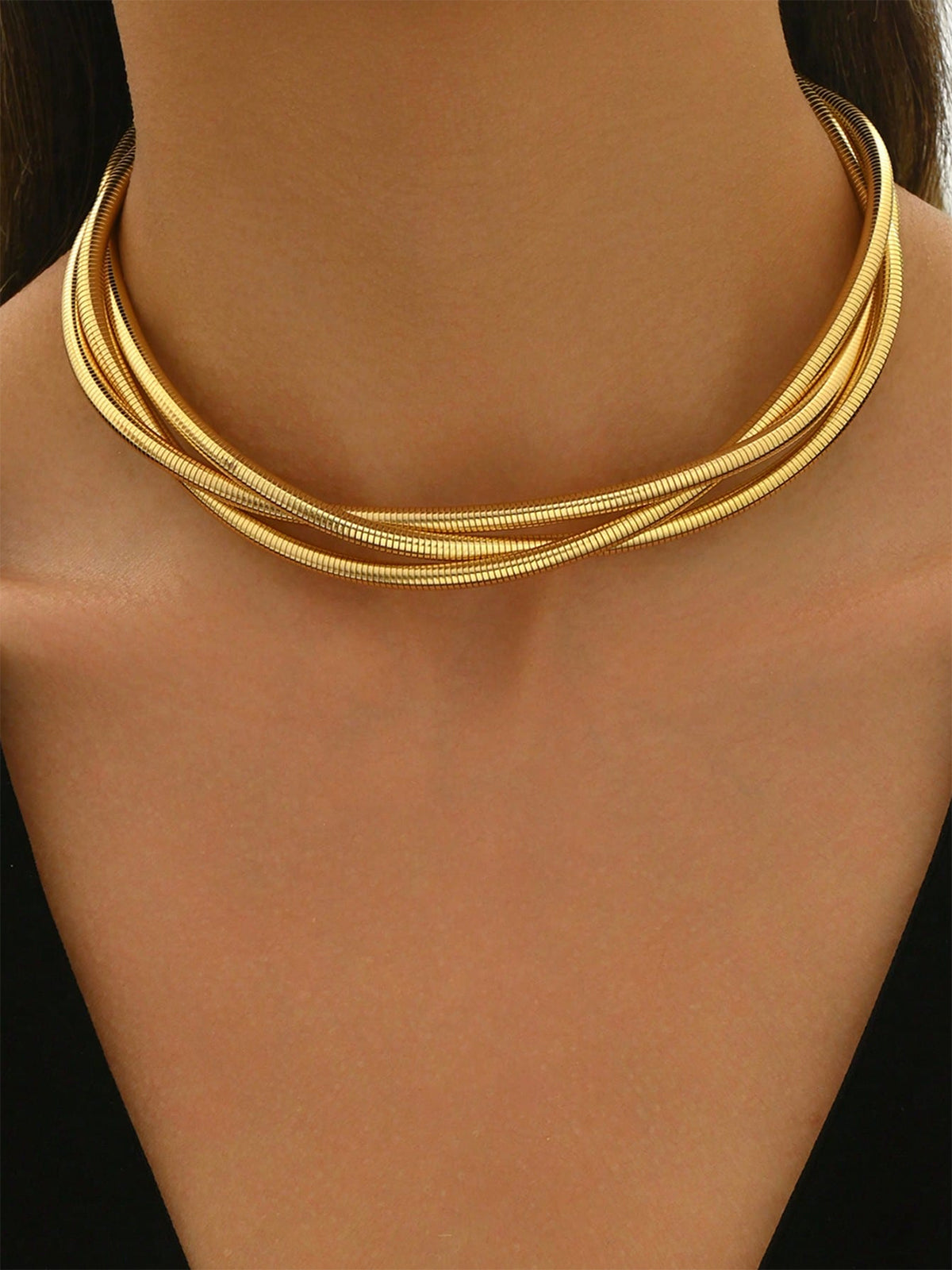 Collier ras du cou doré à trois rangs 