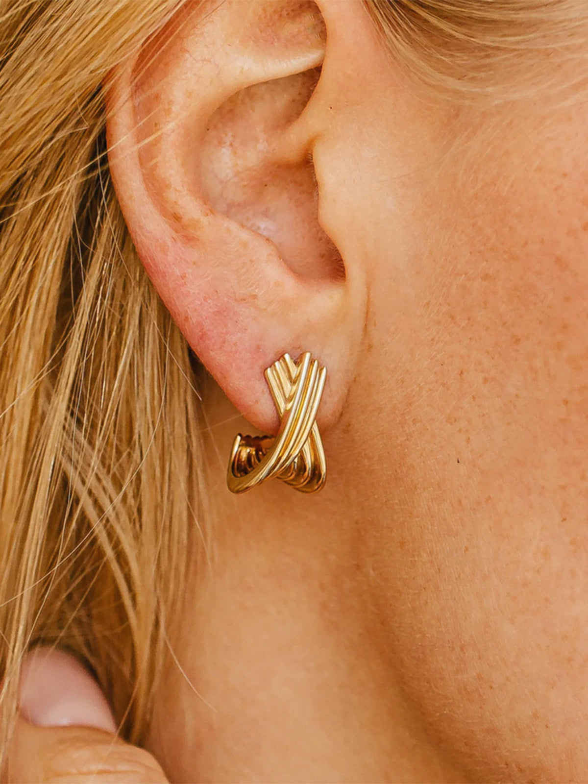 Boucles d'oreilles créoles croisées plaquées or 