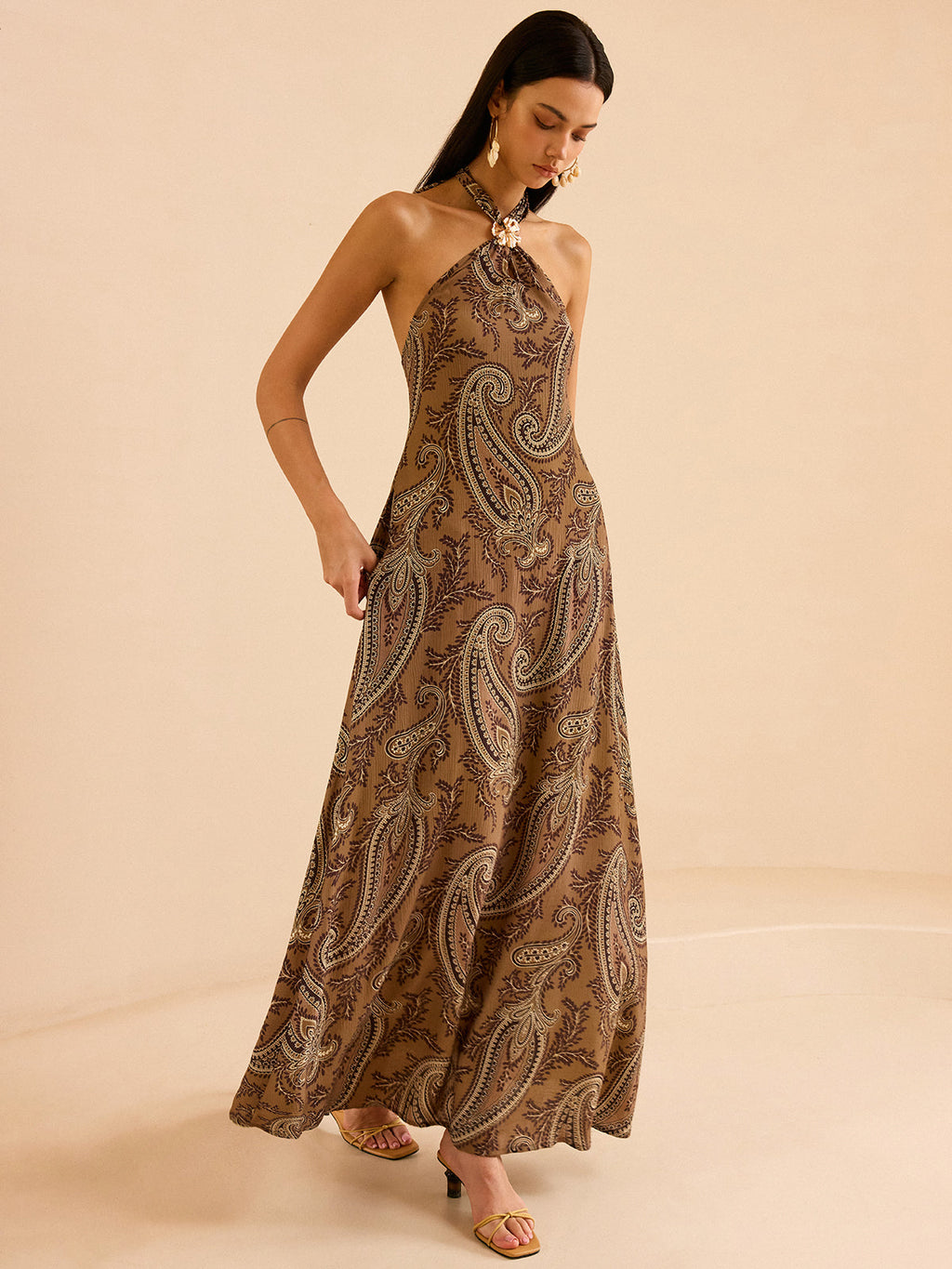Robe longue dos nu à motif cachemire et col licou