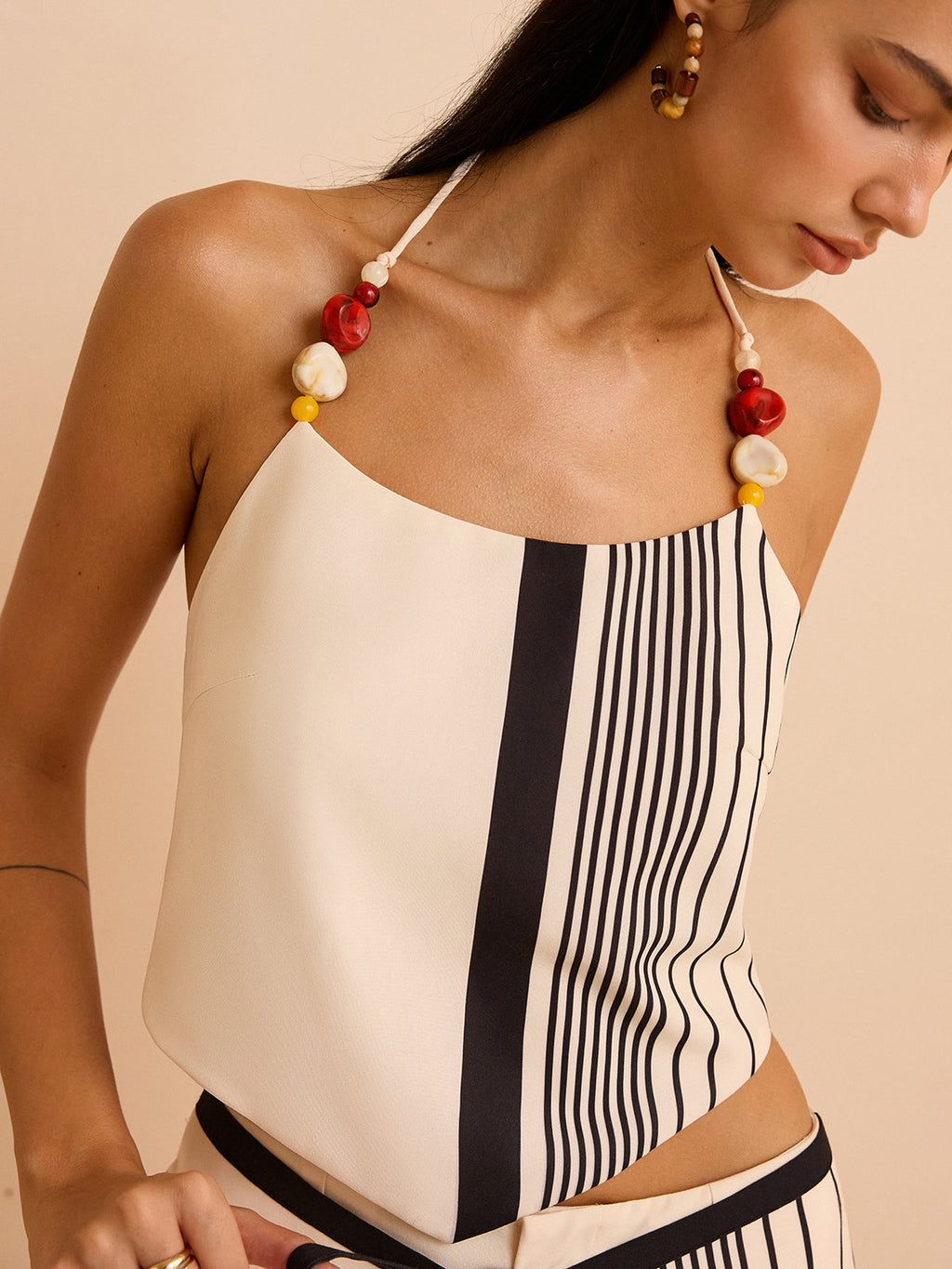 Gestreiftes Neckholder-Top mit Perlenriemen