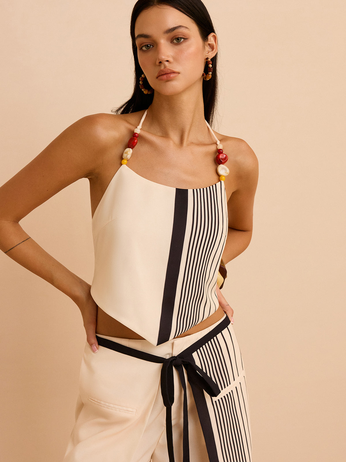 Gestreiftes Neckholder-Top mit Perlenriemen