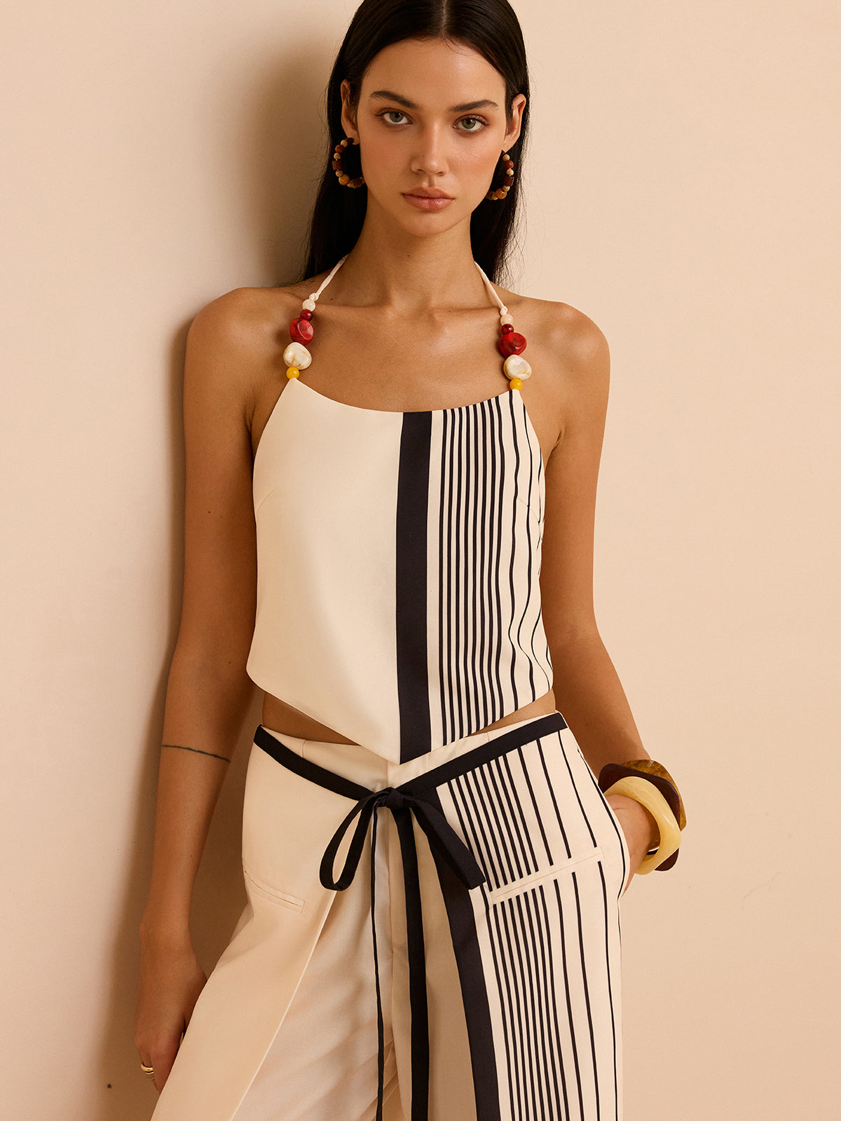 Gestreiftes Neckholder-Top mit Perlenriemen