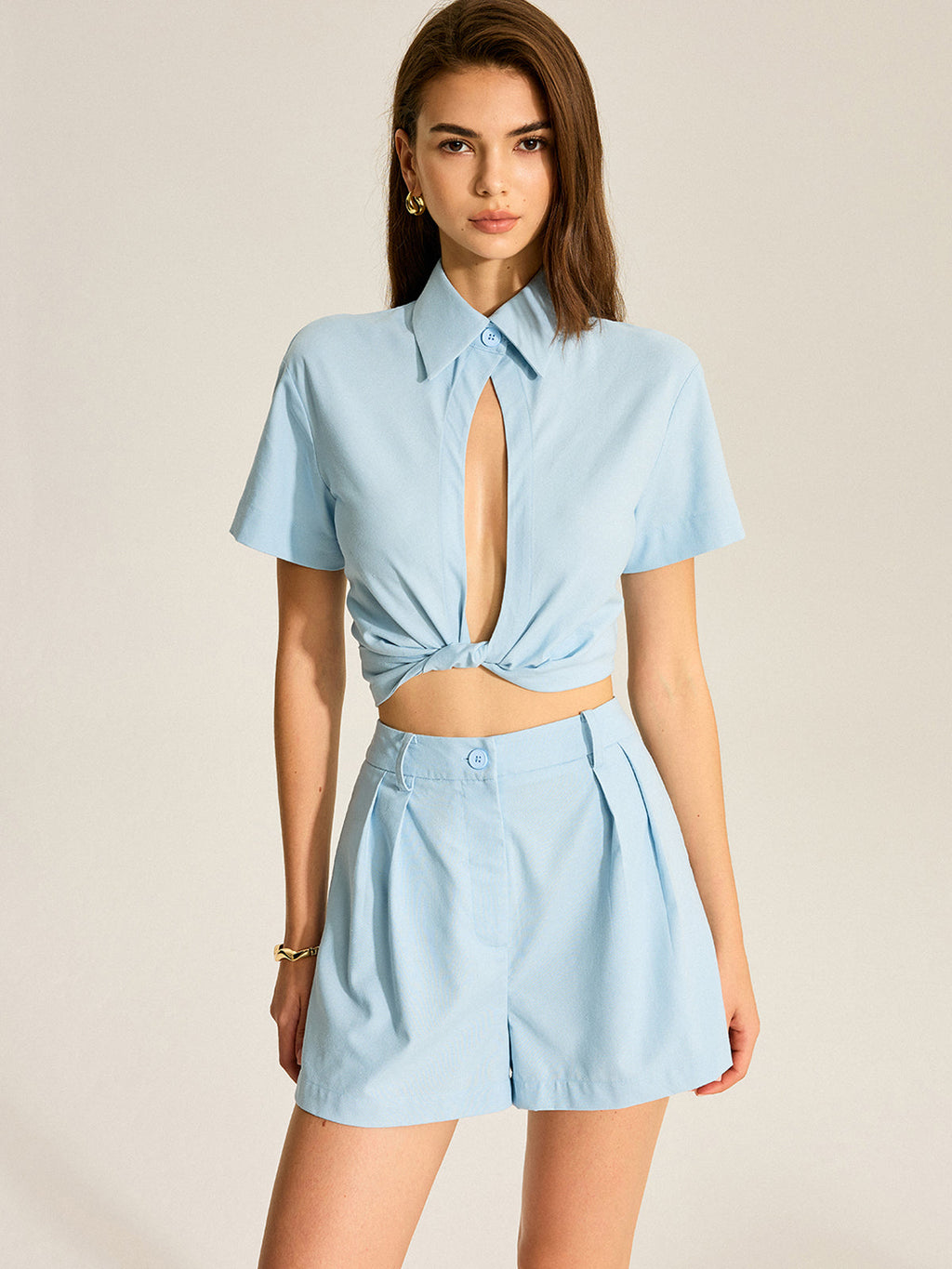Ensemble chemise courte nouée à l'avant et short à poches