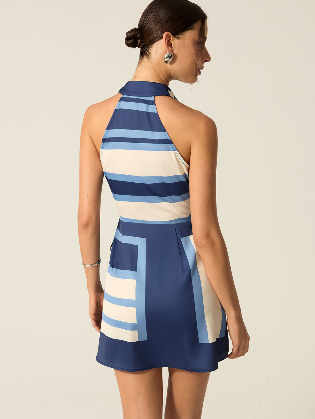 Gestreiftes Neckholder-Minikleid