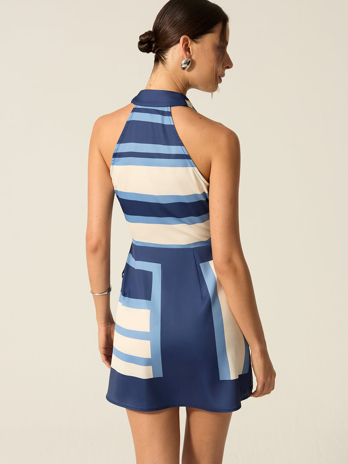 Gestreiftes Neckholder-Minikleid