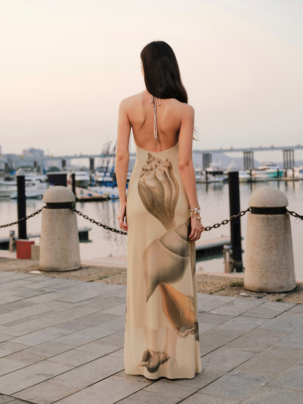 Robe dos nu en maille à col montant
