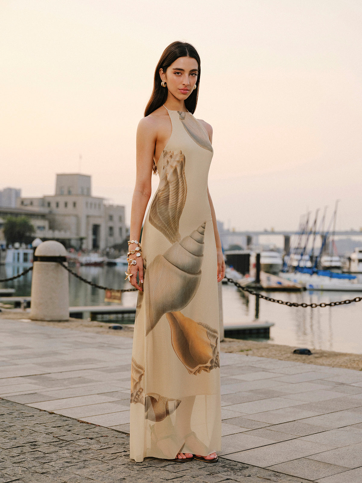 Netz-Neckholder-Kleid mit offenem Rücken 