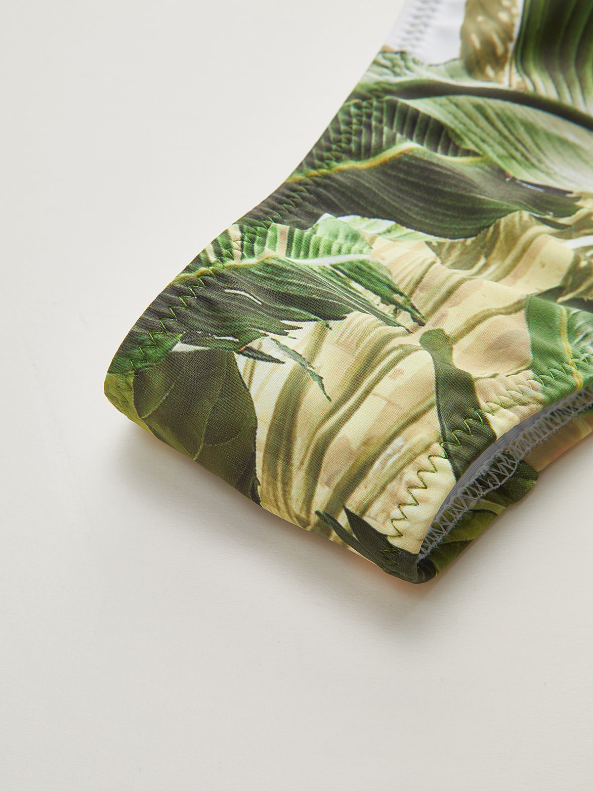 Bikinihose mit Print und seitlichen Bindebändern.