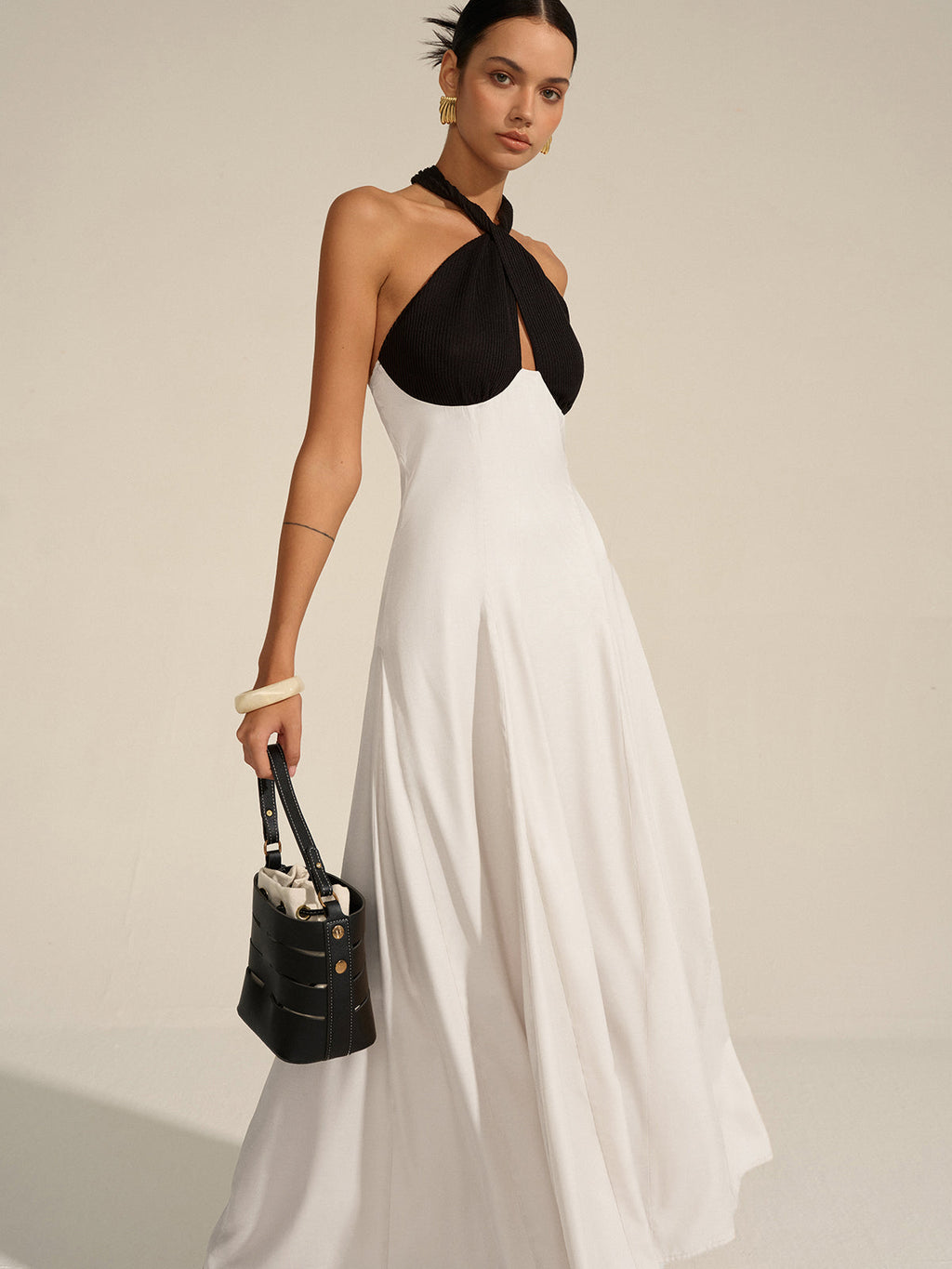 Robe longue découpée à col américain