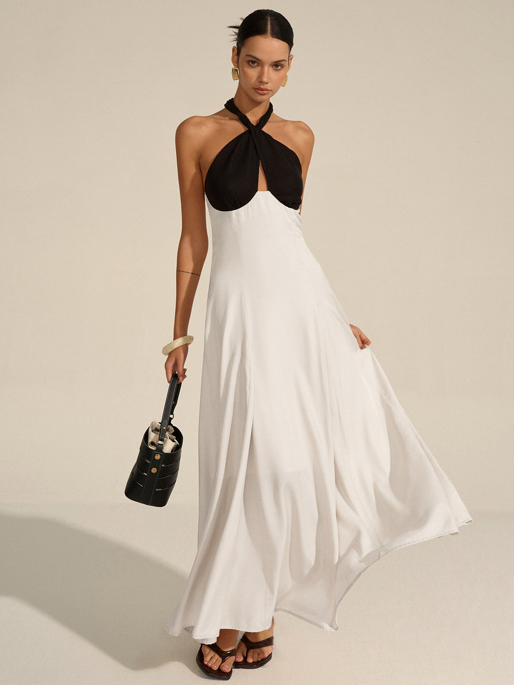Robe longue découpée à col américain