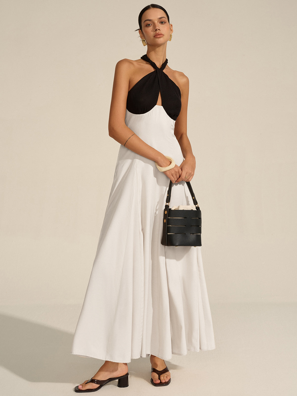 Robe longue découpée à col américain
