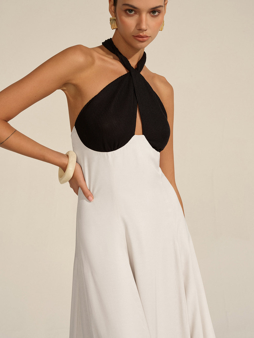 Robe longue découpée à col américain