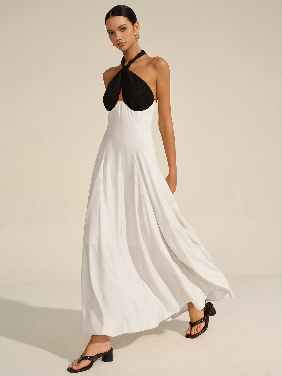 Robe longue découpée à col américain