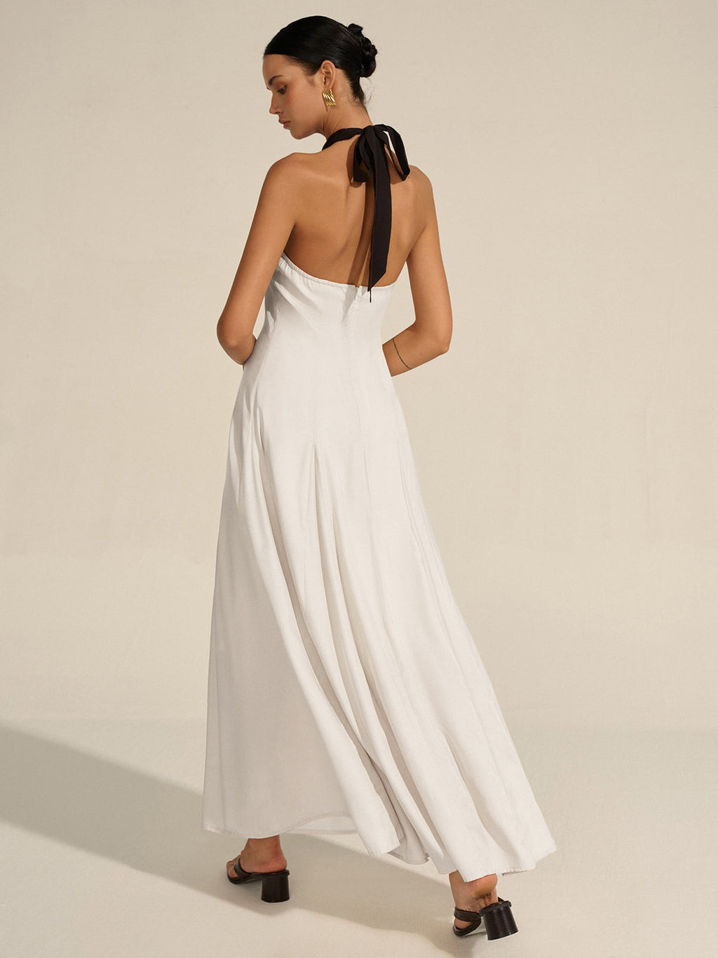 Robe longue découpée à col américain