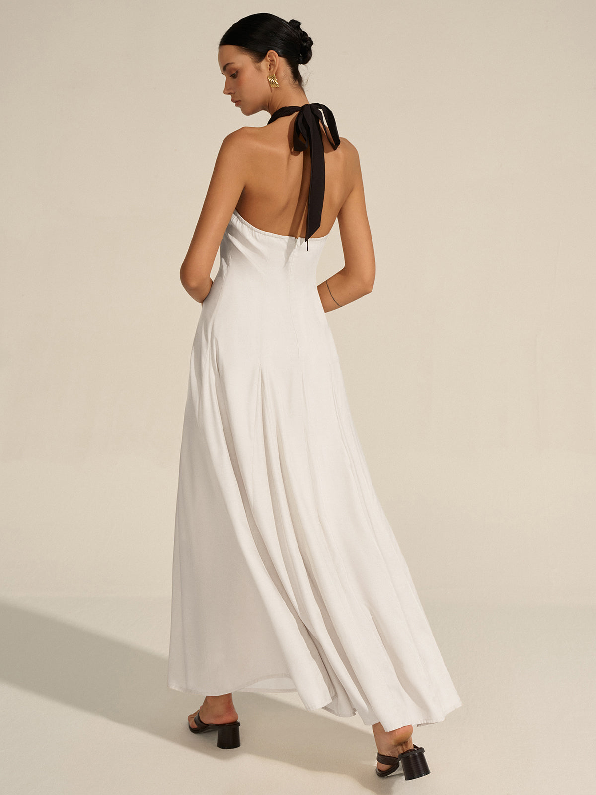 Robe longue découpée à col américain