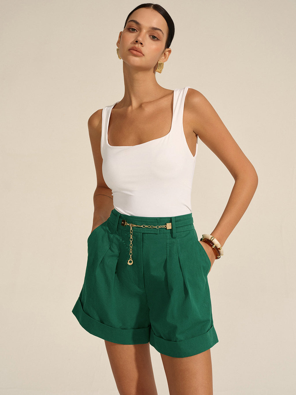 Plissierte Shorts mit Manschette und Goldketten-Detail