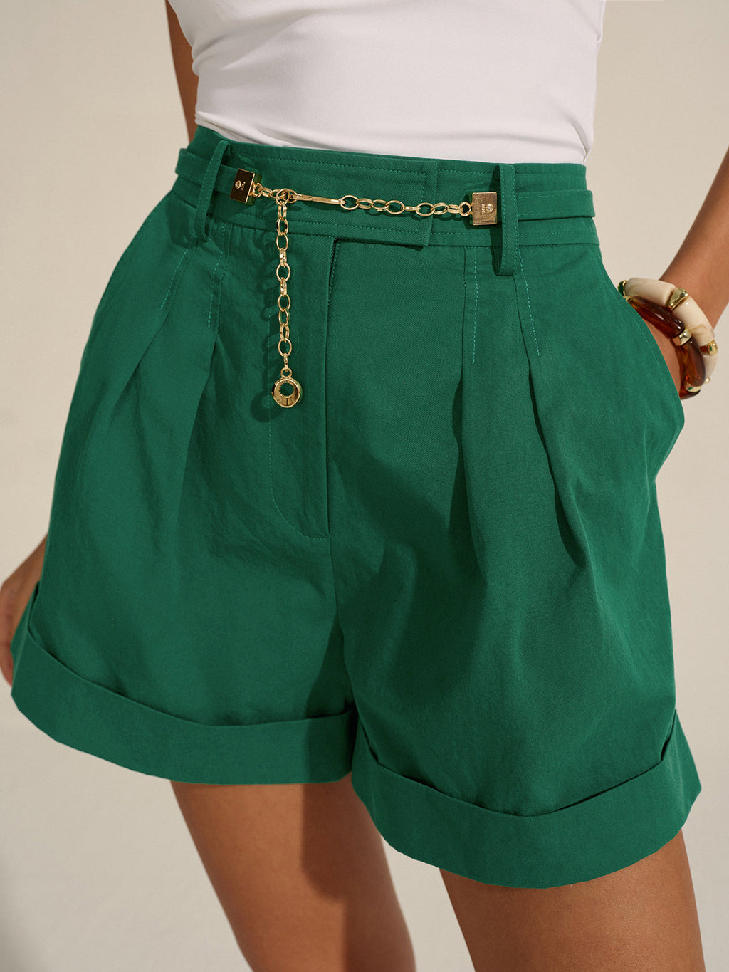 Plissierte Shorts mit Manschette und Goldketten-Detail