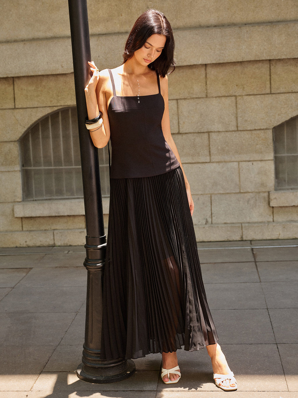 Trägerloses Maxikleid mit Spaghettiträgern und Faltenrock