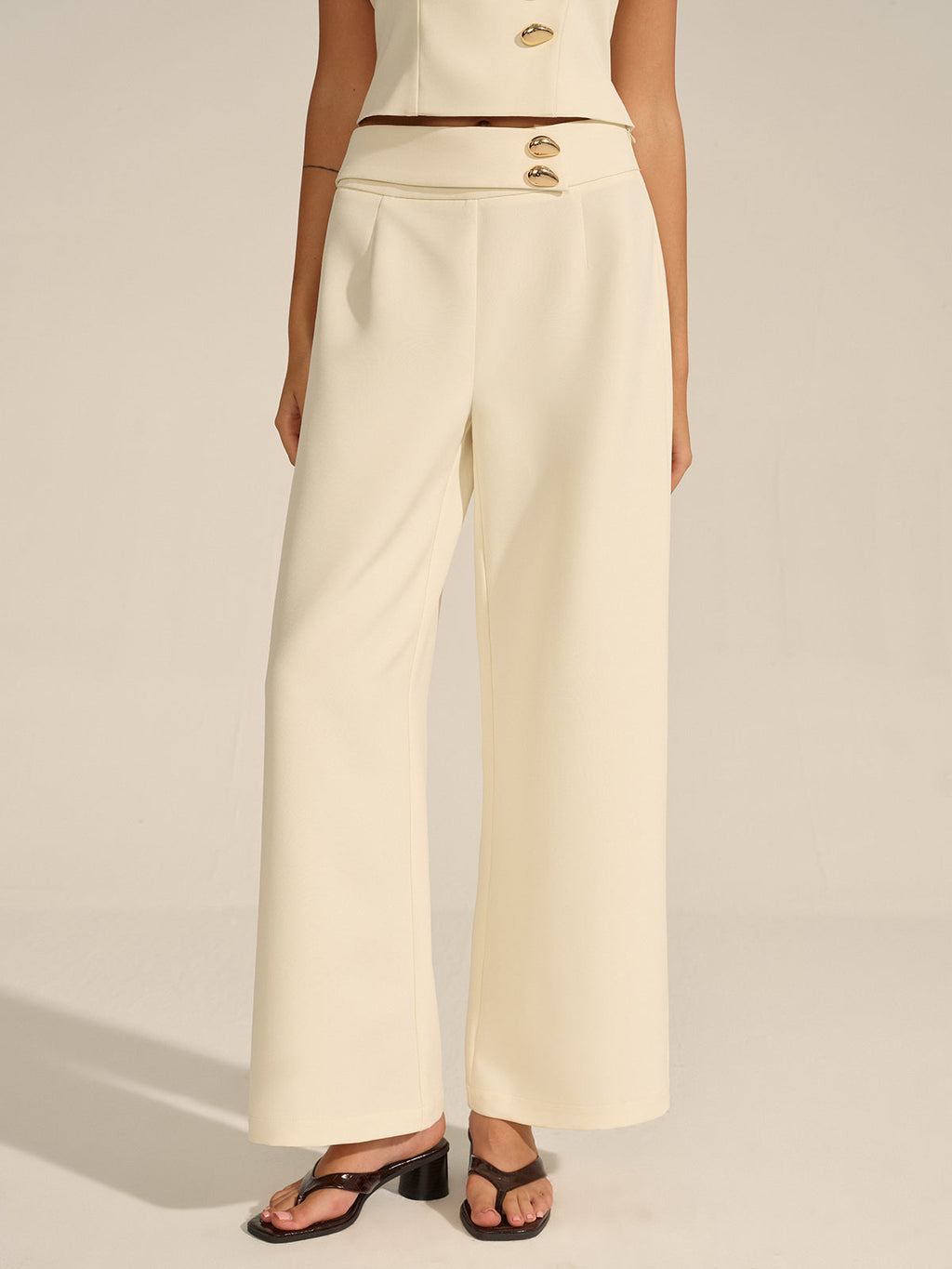 Pantalon taille mi-haute à décorations métalliques
