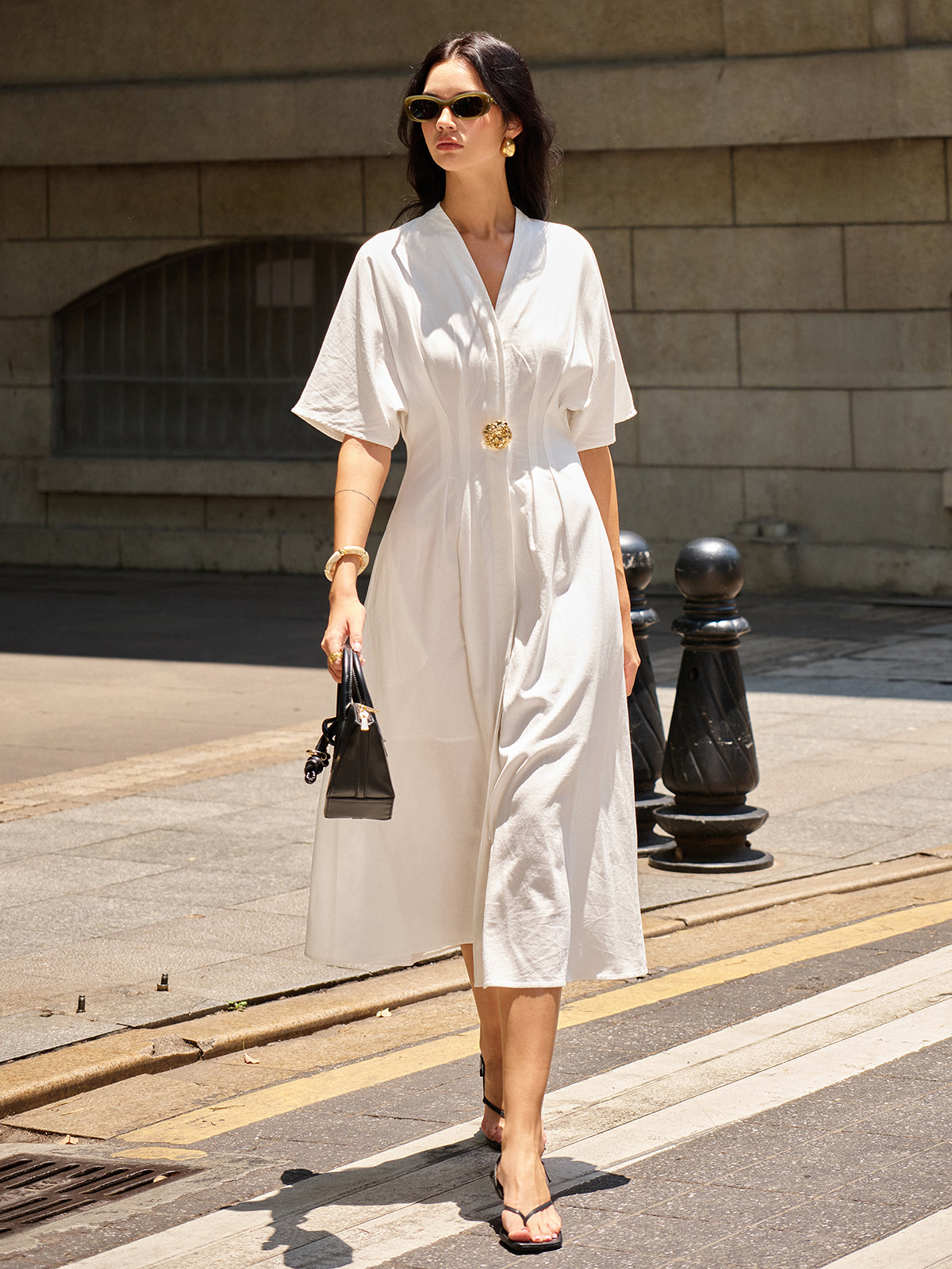 Midikleid mit V-Ausschnitt und Metalldekor