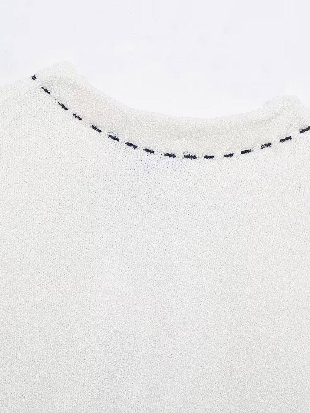 Kurzärmliger, bauchfreier Cardigan mit Kontrastnähten