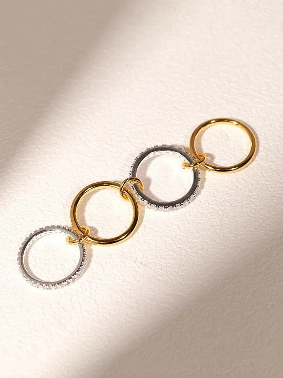 Ineinandergreifende Ringe mit Zirkonia im Vollschliff