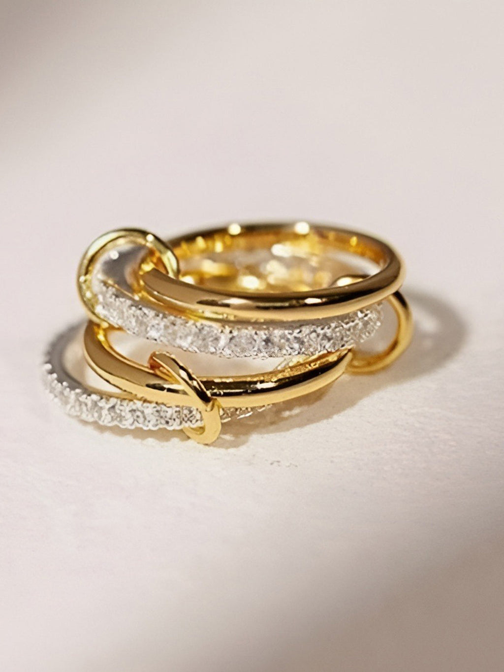 Ineinandergreifende Ringe mit Zirkonia im Vollschliff