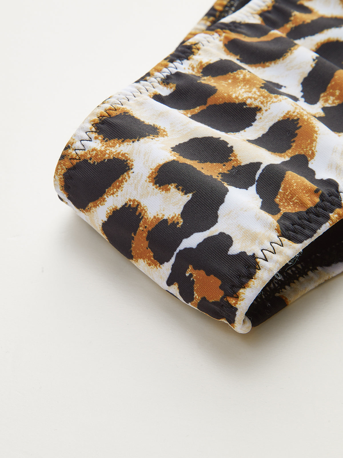 Bikinihose mit Leopardenmuster und seitlichen Bindebändern 