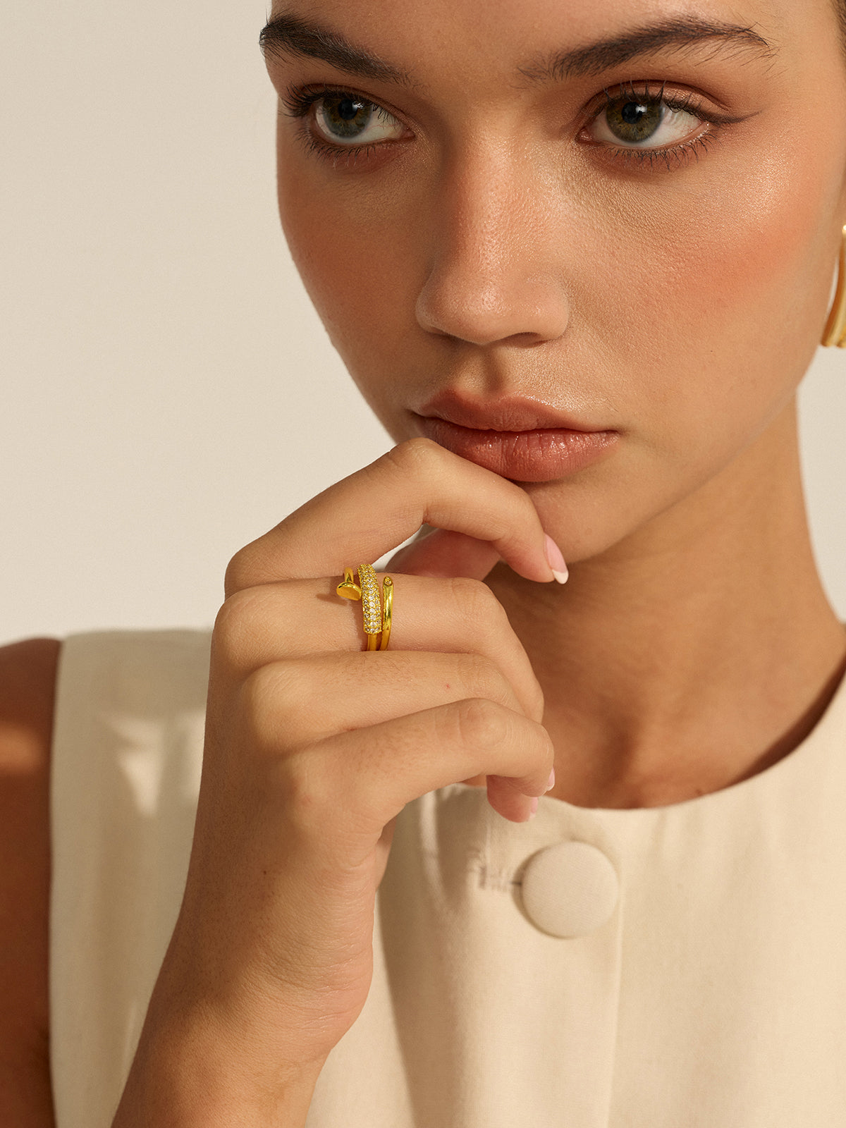 Bague empilable dorée avec détails façon diamant