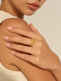 Goldfarbener Stapelring mit diamantähnlichen Details