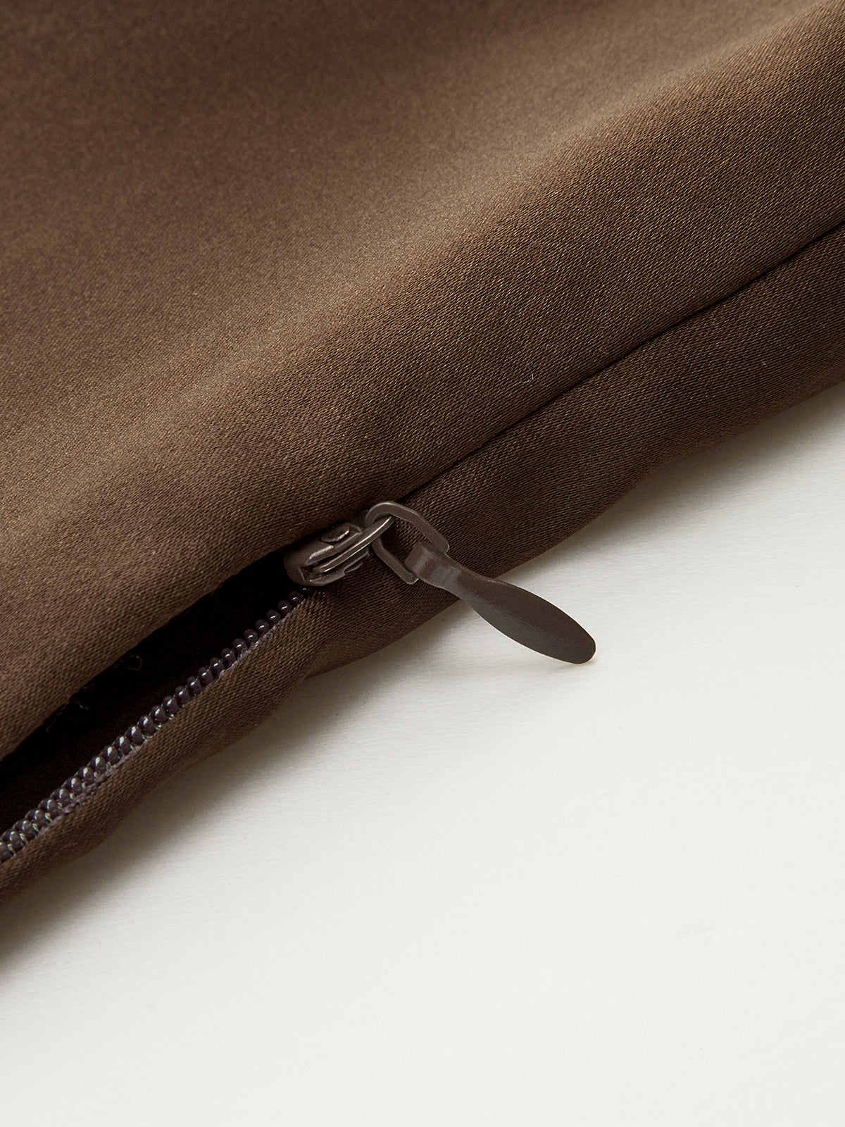 Asymmetrisches Neckholder-Top mit großen Knöpfen